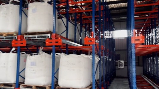 粉末涂料厂仓储难题？穿梭车库破解用工、库容困境